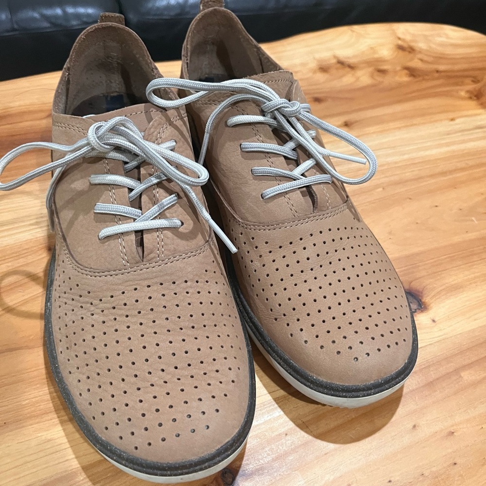 Merrell perforated tan leather oxfords